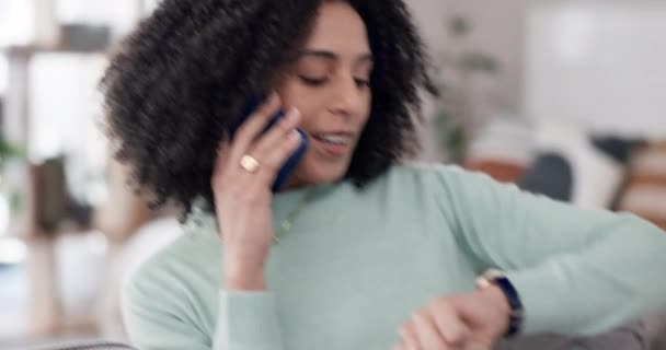 Rumah Telepon Dan Wanita Memeriksa Waktu Dan Berbicara Mengobrol Atau — Stok Video