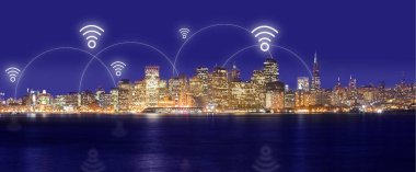 Şehir, gece ve kablosuz ağ ya da neon kaplamalı internet, iletişim için ışık ve bağlantı. Şehir manzarası, gelecek teknoloji ve konum simgesi, akış ve bağlantı ya da kule erişimi.