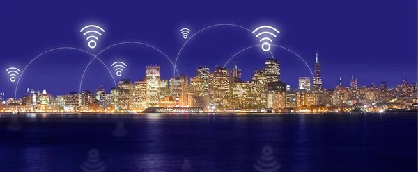 夜および無線ネットワークまたは通信のためのネオン オーバーレイ ライトおよび関係が付いているインターネット シティスケープ 将来のテクノロジー ロケーション ストリーミング タワーアクセスのためのアイコン — ストック写真