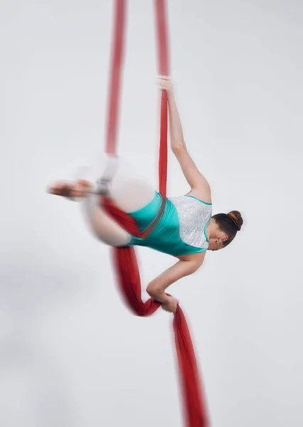 空中丝绸 杂技演员和一名女子在空中从事体操表演 运动和平衡 运动员或体操运动员身后 挂着红色的面料 白色的背景 艺术和创造力 — 图库照片