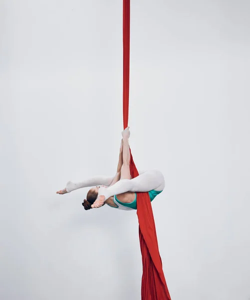 Gymnastik Akrobat Och Flygsilke Med Kvinna Luften För Prestanda Sport — Stockfoto