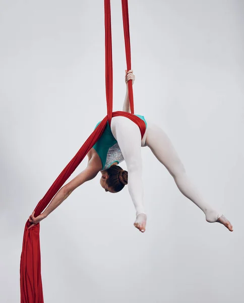 Soie Gymnastique Acrobate Aérien Femme Dans Air Pour Performance Sport — Photo