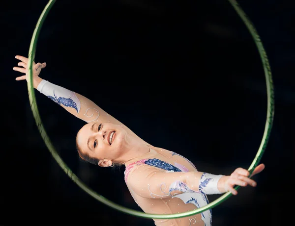 Portre Jimnastik Çemberiyle Konser Gösteri Için Spor Salonunda Bir Kadın — Stok fotoğraf