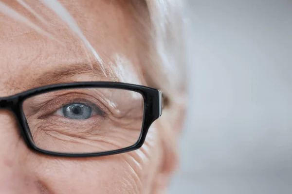 視覚とレンズのための眼 老婦人 健康と緑内障のクローズアップとモックアップスペースと眼鏡 視力と眼差し フレームと助けを備えたウェルネスとしわを処方するアイウェア — ストック写真