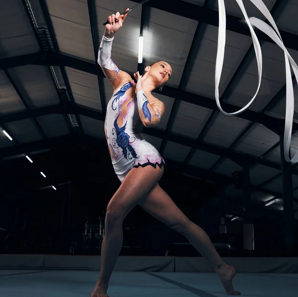 Femme Ruban Gymnastique Compétition Danse Performance Concert Dans Arène Sombre — Photo