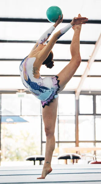 Vrouw Bal Stretching Voor Gymnastiek Competitie Prestaties Balans Voor Solo — Stockfoto