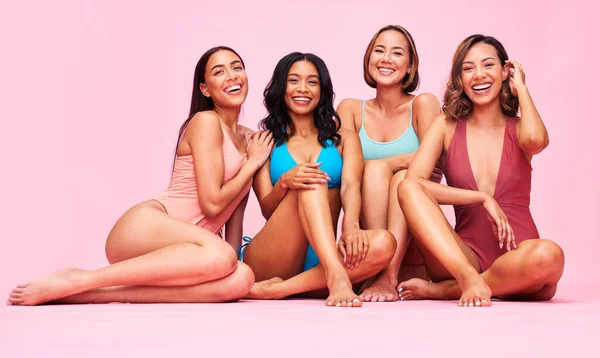 Amigos Traje Baño Retrato Mujeres Estudio Para Bienestar Moda Verano —  Fotos de Stock