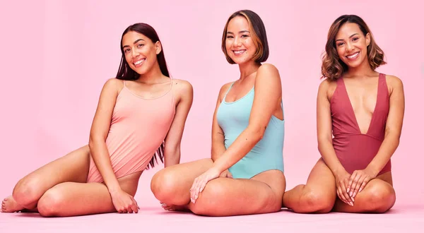 スタジオの幸せな女性の多様性 肖像画は 笑顔と体のポジティブさとともに座っています 美しさ 夏のファッション 自己愛 ピンクの背景を持つビキニモデル — ストック写真