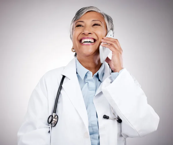Llamada Telefónica Médico Mujer Estudio Para Una Conversación Feliz Consulta — Foto de Stock
