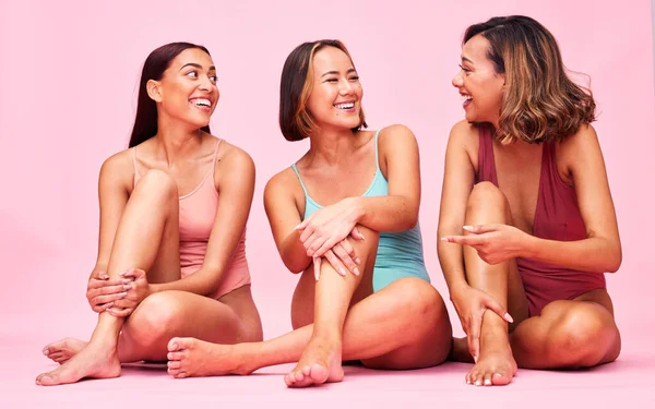 다양성 수영복 스튜디오에서 친구의 초상화 미소와 재미있는 긍정성과 아름다움 패션과 — 스톡 사진