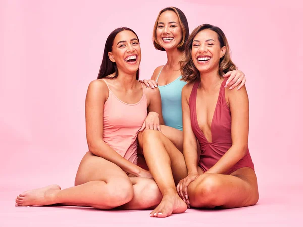 スタジオの多様性 ビキニ 幸せな女性のグループは 笑顔と体のポジティブさと一緒に座っています 美しさ 楽しい夏のファッションと自己愛 ピンクの背景を持つ水着モデル — ストック写真