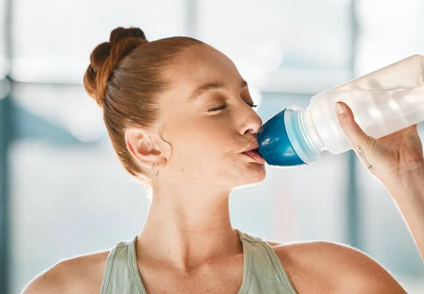 Gym Ontspannen Vrouw Drinken Water Pauze Inspanning Training Fitnesstraining Health — Stockfoto