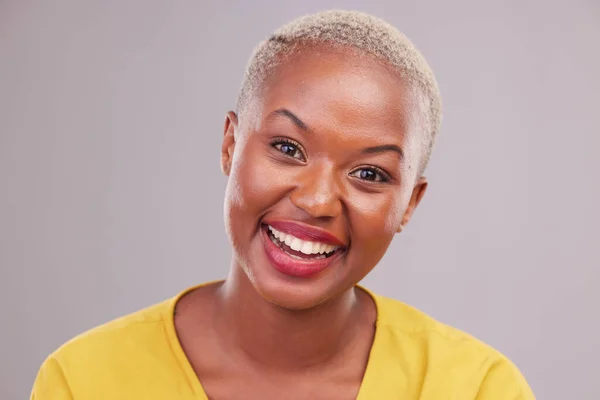 Kozmetik Gülümseme Siyah Kadın Portresi Bir Stüdyoda Güzellik Işıltı Makyaj — Stok fotoğraf