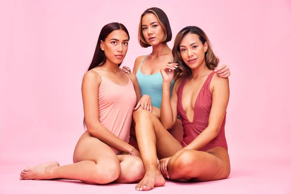 Diversidad Bikini Retrato Las Mujeres Estudio Sentado Junto Con Apoyo —  Fotos de Stock
