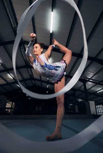 Mujer Bailarina Equilibrio Para Gimnasia Cinta Competición Performance Deportiva Concierto — Foto de Stock