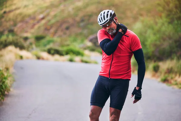 Muž Cyklista Zranění Krku Při Přírodní Nehodě Nouzové Nebo Zlomené — Stock fotografie