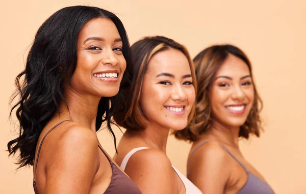 Feliz Mulheres Retrato Cuidados Com Pele Com Diversidade Beleza Estúdio — Fotografia de Stock