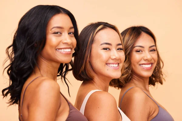 Γυναίκες Περιποίηση Δέρματος Και Πορτρέτο Ποικιλία Στην Ομορφιά Στούντιο Μπεζ — Φωτογραφία Αρχείου