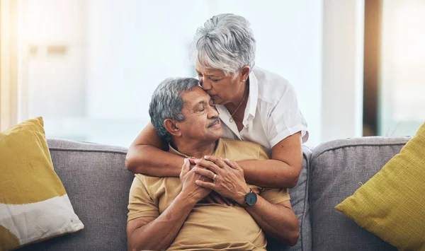 Liebe Kuss Und Senioren Paar Auf Dem Sofa Für Bindung — Stockfoto