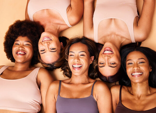 Belleza Por Encima Feliz Diversidad Mujeres Con Sonrisa Para Cuidado — Foto de Stock