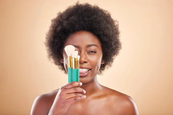 Portret Make Een Zwarte Vrouw Met Penselen Een Studioachtergrond Voor — Stockfoto
