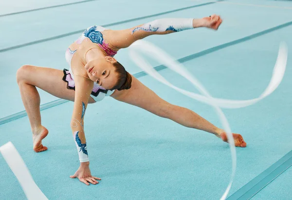 Donna Nastro Ginnastica Danza Performance Competizione Sportiva Spettacolo Azione Ballerino — Foto Stock