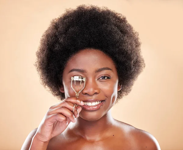 Glimlach Portret Zwarte Vrouw Met Wimperkruller Voor Make Wellness Schoonheid — Stockfoto