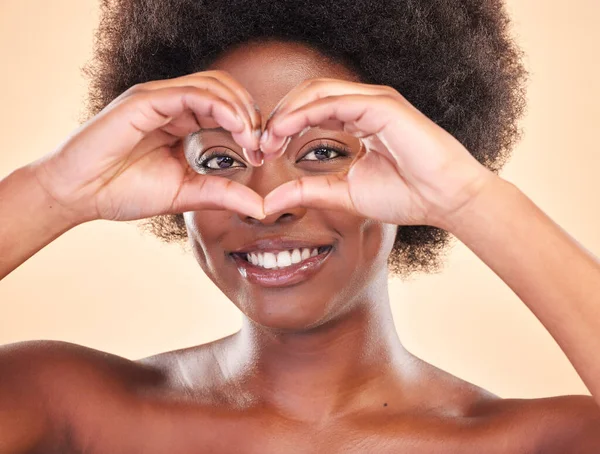 Lachen Portret Een Zwarte Vrouw Met Hart Handen Een Studio — Stockfoto