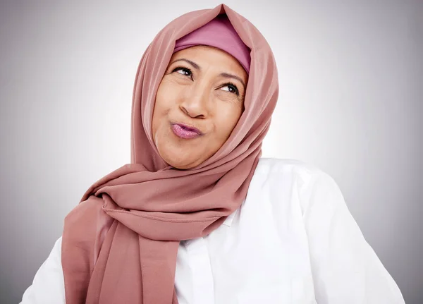 Sonrisa Pucheros Una Mujer Musulmana Fondo Estudio Con Hiyab Para —  Fotos de Stock