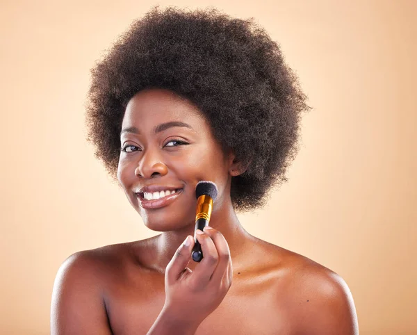 Portret Schoonheid Een Zwarte Vrouw Met Een Make Borstel Voor — Stockfoto