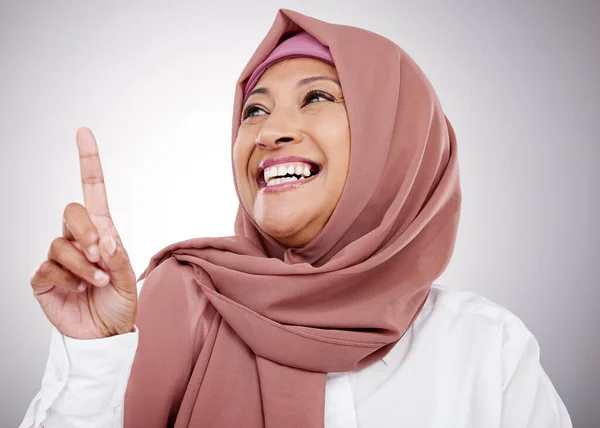 Musulmán Pensante Una Mujer Con Una Idea Estudio Para Felicidad —  Fotos de Stock