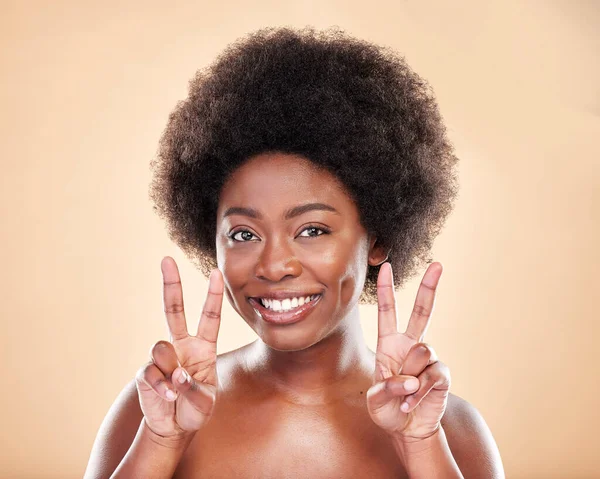 Portret Schoonheid Vredesteken Voor Huidverzorging Met Een Zwarte Vrouw Studio — Stockfoto