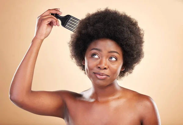 Afro Haarverzorging Zwarte Vrouw Studio Met Kam Voor Wellness Schoonheid — Stockfoto