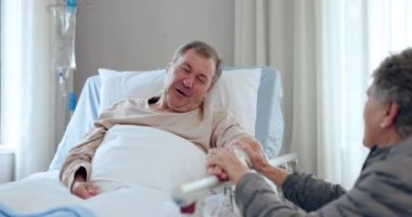 Hastane, destek ve yaşlılar için sağlık hizmetleri, empati ve bakımevindeki yaşlı bir hastaya bakım evindeki kardiyoloji için dokunmak. Yaşlı bir çift, yatakta özürlü hasta bir partnere aşık..