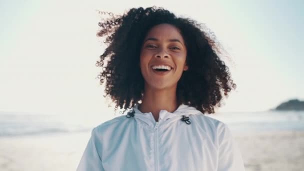 Смех Лицо Женщина Пляже Фитнеса Физических Упражнений Тренировок Океана Бали — стоковое видео