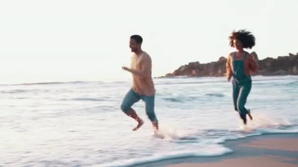 Ζευγάρι Τρέξιμο Και Νερό Βουτιά Στην Παραλία Παιχνιδιάρικο Και Κωμικό — Αρχείο Βίντεο