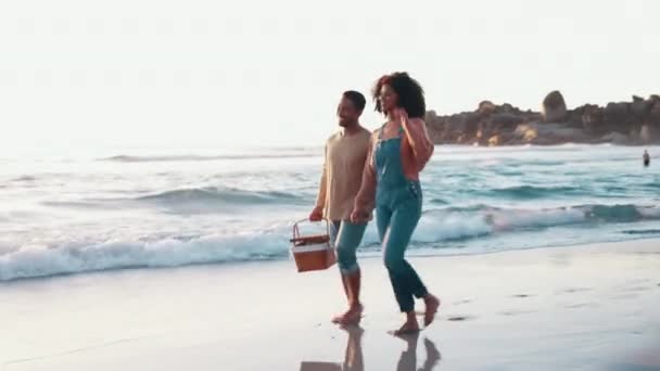 沙滩散步和野餐篮度假 手牵手与自由 冒险和爱情 年轻的男人 在海浪 大海或夏日的夕阳西下谈情说爱 关心或度假 — 图库视频影像