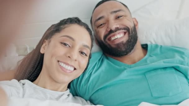 Mutlu Çift Yatakta Selfie Görüntülü Konuşma Için Gülümseyen Portre Sabahları — Stok video