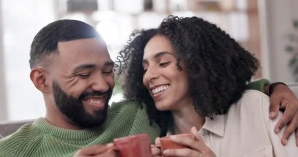 在家里休息的时候 在沙发上 喝咖啡 拥抱男人 在客厅里和女人在一起 和男人在一起 — 图库视频影像