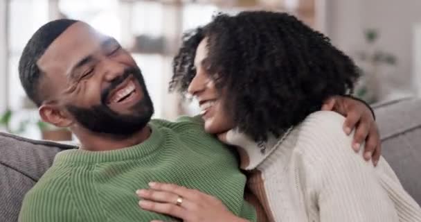 Paar Lachen Ontspannen Bank Samen Huis Met Grappig Gesprek Communicatie — Stockvideo