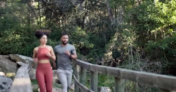 在森林里跑步 运动和几个朋友 有氧训练和比赛挑战关于桥梁或自然 非洲男子和妇女 跑步者或私人教练在公园进行户外运动 — 图库视频影像