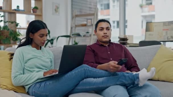 Travail Distance Canapé Couple Avec Ordinateur Portable Regarder Télévision Pour — Video