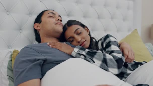 Casal Homem Mulher Dormindo Para Descansar Cama Abraçar Deitar Quarto — Vídeo de Stock