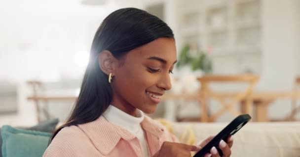 Telepon Aplikasi Dan Wanita Bahagia Sofa Dengan Media Sosial Teks — Stok Video