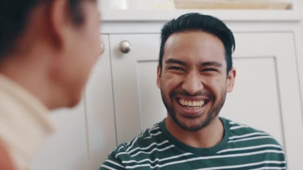 为了爱 关心和幸福的关系 在家里面对 拥抱和欢笑 进行交谈和聊天 亚洲男人笑着和女人在公寓里开玩笑 交流和讨论 — 图库视频影像