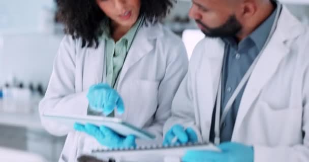 Laboratório Homem Mulher Com Tablet Papel Pesquisa Estudo Ciência Colaboração — Vídeo de Stock