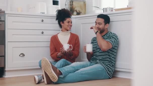 喝咖啡和夫妻一起在厨房的地板上聊天 通过谈话或与饮料交流放松 周末或假日在家喝茶或吃热巧克力的人 — 图库视频影像