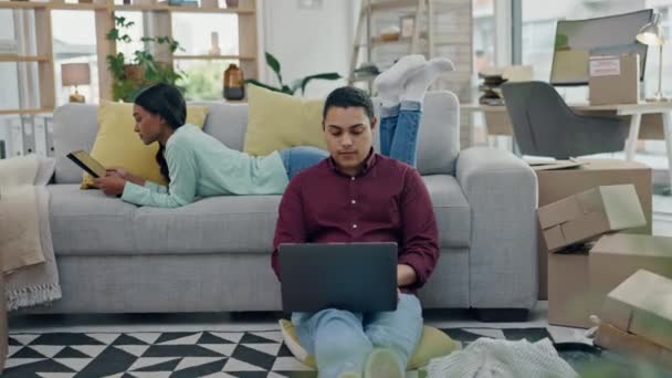 Teknoloji Gülümseme Internet Yeni Evlerinde Bir Çiftle Oturma Odasındaki Bir — Stok video