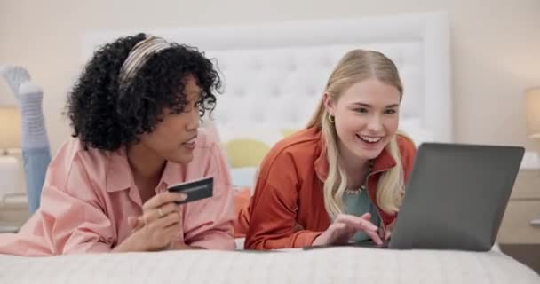 Cartão Crédito Mulheres Amigos Com Laptop Uma Cama Para Comércio — Vídeo de Stock