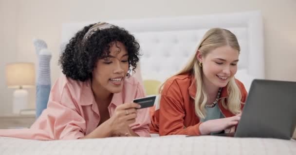 Mulheres Cartão Crédito Amigos Com Laptop Uma Cama Para Comércio — Vídeo de Stock